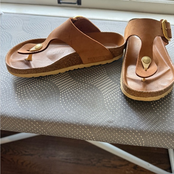 Birkenstock Gizeh Brown Sandals with Gold Buckle - Picture 2 of 10